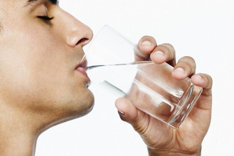 a man drinks 7 kg of water per week to lose weight