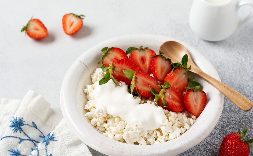 Cottage cheese with strawberries, a healthy breakfast for those who want to lose weight