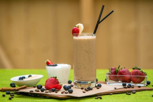 Red fruit and coffee smoothie for those who want to lose weight without depriving themselves of pleasure