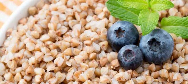 Sarracene wheat with berries