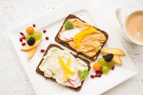 Sandwiches and fruit on the keto diet.